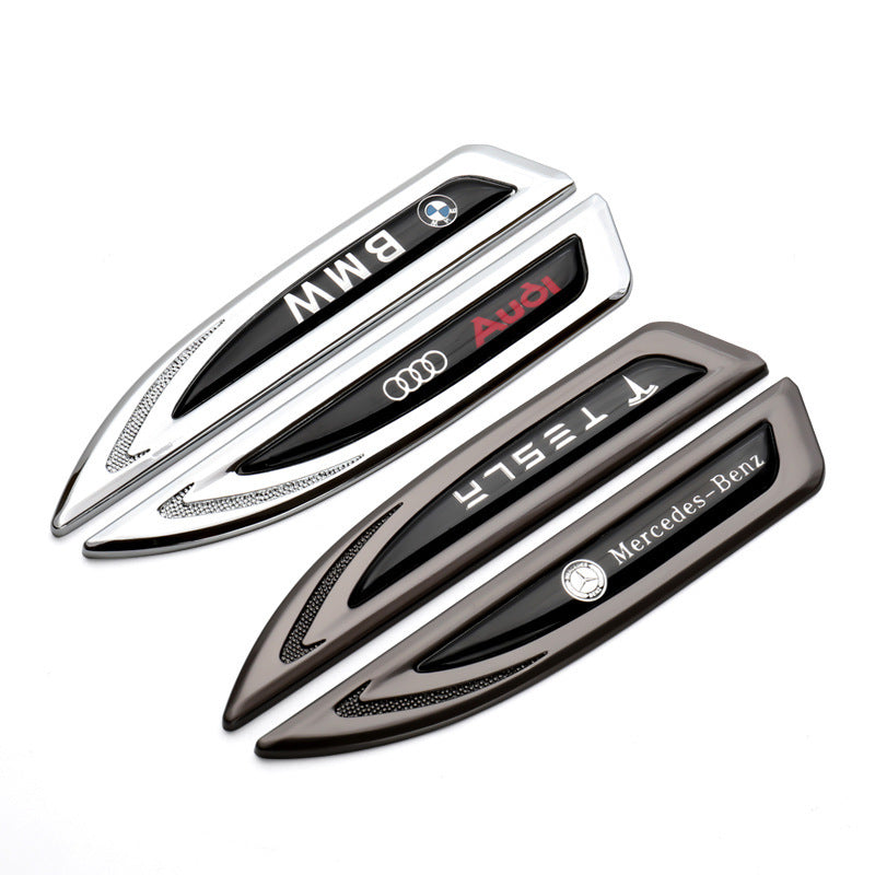 Univerzális autómatrica logóval, fém, személyre szabott (2 db)