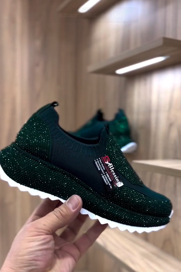 Divatos, mindennapi cipők kristályokkal