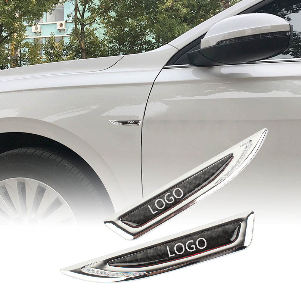 Univerzális autómatrica logóval, fém, személyre szabott (2 db)