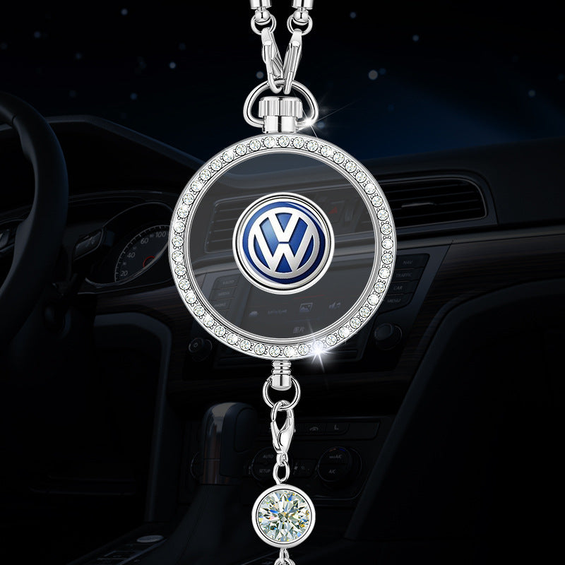 Autó aromaterápiás logós medál fémből és gyémántokból