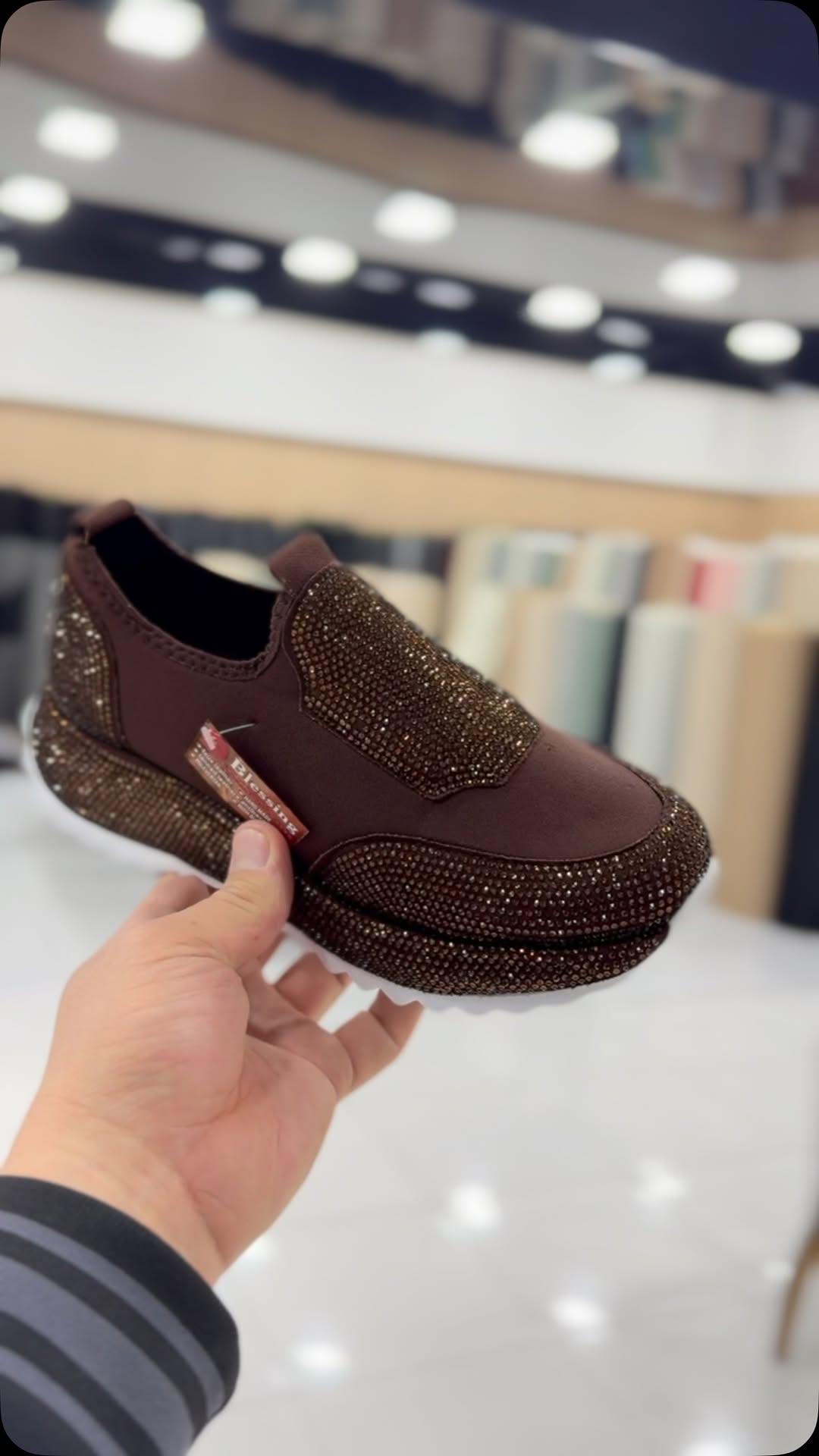 Divatos, mindennapi cipők kristályokkal