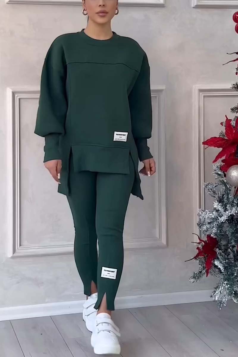 Egy hosszú ujjú, mintás pulóverből és leggingsből álló, szabálytalan szett.