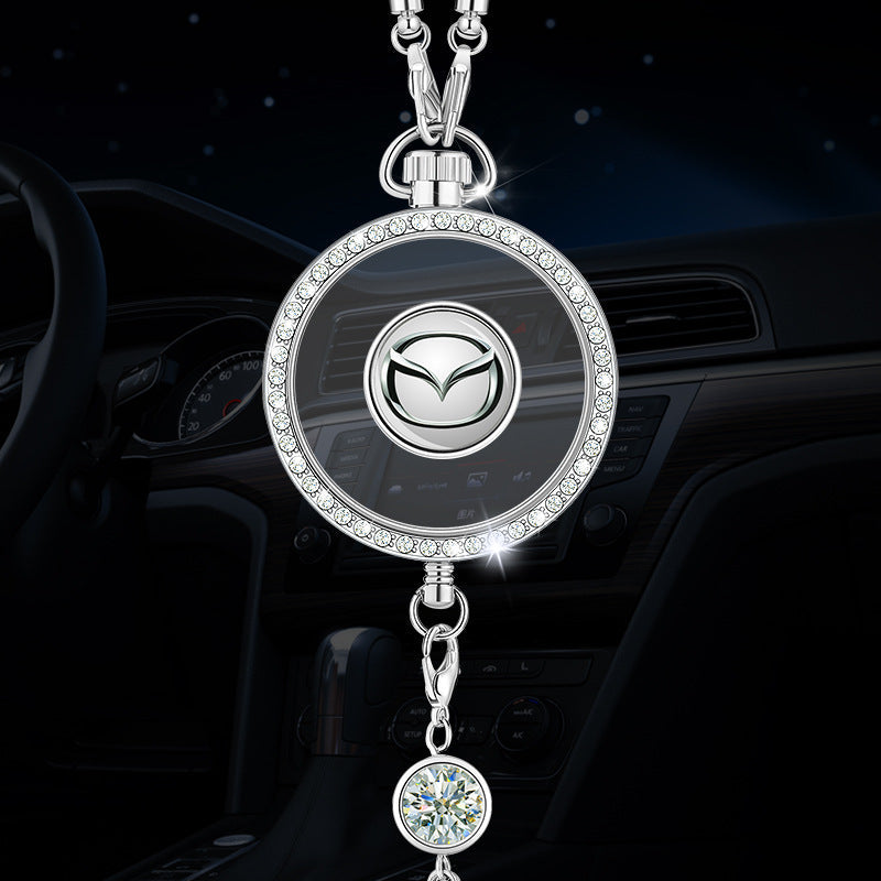 Autó aromaterápiás logós medál fémből és gyémántokból