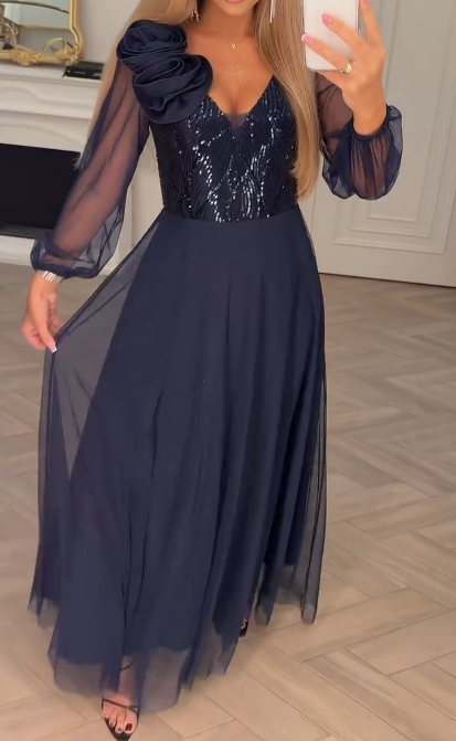 Csipke ujjú, flitterekkel és virágdíszekkel díszített ruha.