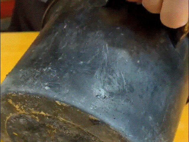 Távolítsa el a fekete gélt a pot aljáról