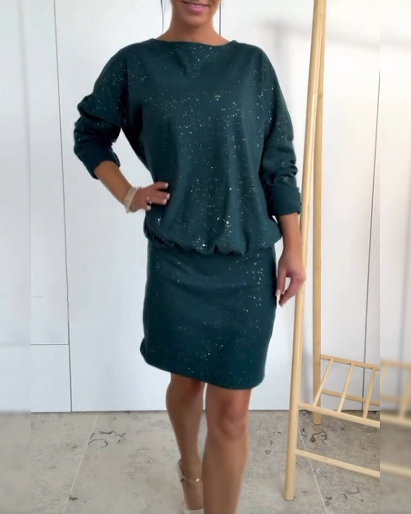 Kerek nyakkivágású és finom brokáttal ellátott ruha