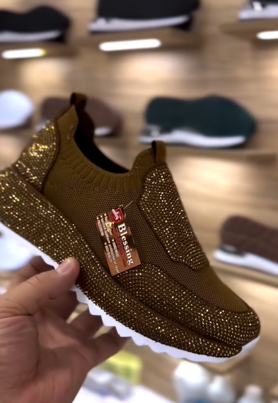 Divatos, mindennapi cipők kristályokkal