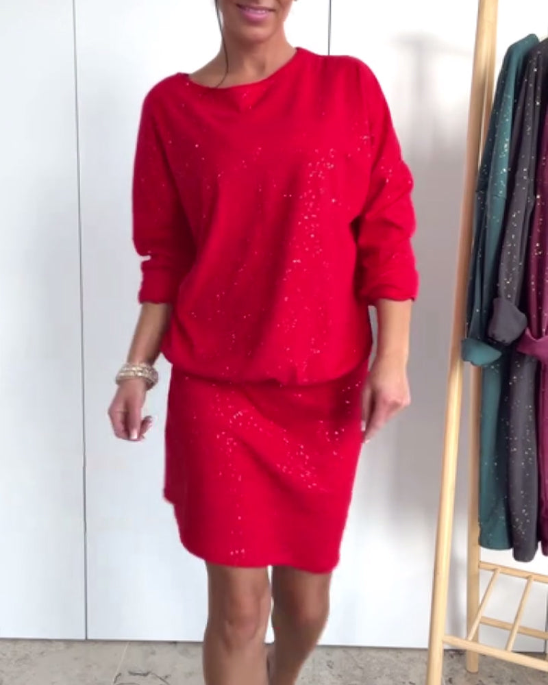 Kerek nyakkivágású és finom brokáttal ellátott ruha