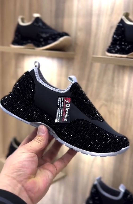 Divatos, mindennapi cipők kristályokkal