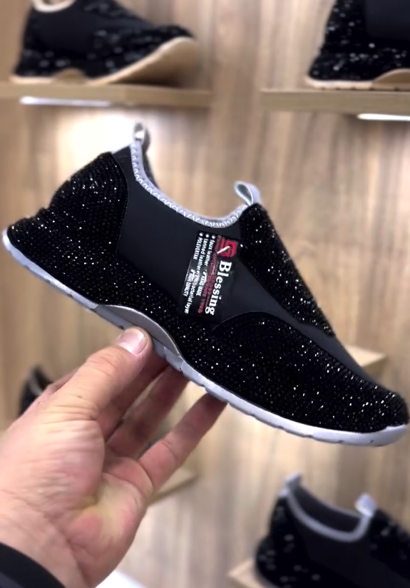 Divatos, mindennapi cipők kristályokkal