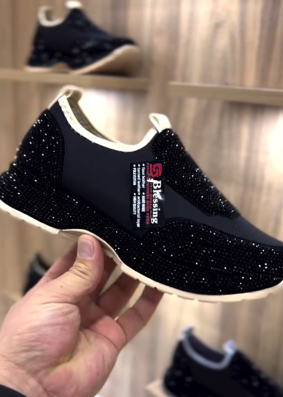 Divatos, mindennapi cipők kristályokkal