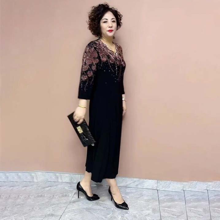 Elegáns női ruhák fényes nyakkivágással