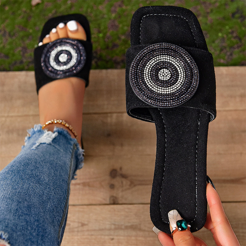 Kristályokkal díszített, gonosz szemű női szandál